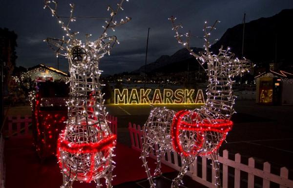 Facebook Božićni grad - Makarska