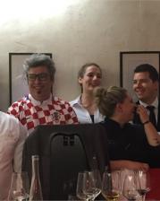 Chef Dorand u kockastoj majici s ekipom iz Jadranke