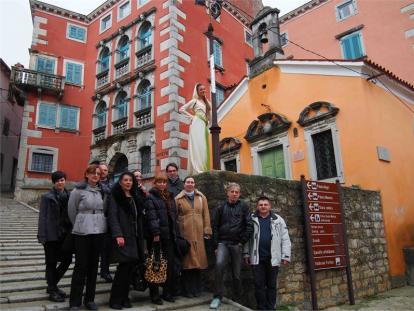 Studijska grupa novinara ispred Narodnog muzeja Labin