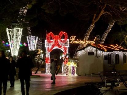 Facebook Božićni grad - Makarska Facebook Božićni grad - Makarska
