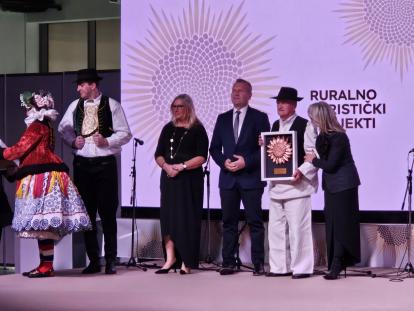 TZ Varaždinske županije U četvrtak, 30. studenoga, u Osijeku je održana svečanost dodjele nacionalnih nagrada „Suncokret ruralnog turizma Hrvatske – Sunflower Award“ na kojoj je Hrvatska udruga za turizam i ruralni razvoj „Klub članova Selo“ po jedanaesti put dodijelila nagrade najboljima u osam kategorija