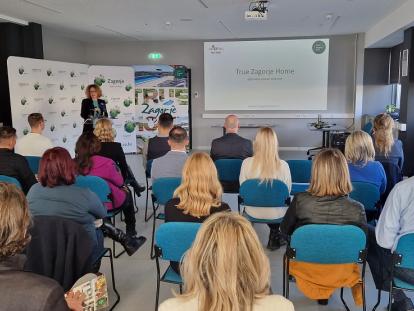 TZ Krapinsko-zagorska Turistička zajednica Krapinsko-zagorske županije zajedno sa sustavom lokalnih turističkih zajednica provodi projekt označavanja kvalitete kuća za odmor. Cilj je potaknuti privatne iznajmljivače na području županije na diversifikaciju, podizanje kvalitete smještaja te razvoj ponude i usluga u skladu s načelima održivog razvoja i turizma