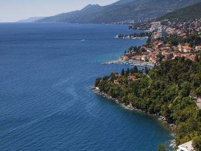 TZ Opatija Ožujak, mjesec u kojem željno iščekujemo proljeće, a sport i rekreacija zamjenjuju opuštanje te uživanje u blagdanskim delicijama, tradicionalno donosi i početak programa „Opatija - oaza zdravlja i wellnessa“ koji je započeo 2. ožujka besplatnom nordijskom šetnjom uz stručno vodstvo.